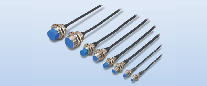 獨(dú)立的KEYENCE接近傳感器，高靈敏度和長(zhǎng)距離接近傳感器。出色的緊固強(qiáng)度：傳感器外殼厚實(shí)堅(jiān)固。傳感器牢固擰緊，以防止因振動(dòng)或沖擊引起的松動(dòng)。靈活的關(guān)節(jié)：電纜通過(guò)高靈活接頭連接到傳感器頭，可以彎曲成90度角，同時(shí)仍然可以防止電纜斷線(xiàn)。