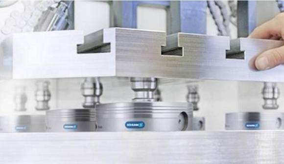 SCHUNK刀具夾持系統(tǒng)對機(jī)加工行業(yè)產(chǎn)生了前所未有的革命性影響。?模塊化夾持系統(tǒng)借鑒其優(yōu)勢，它的作用遠(yuǎn)不止于一個參考基準(zhǔn)，還提供了包括定位、夾持以及接口通用等功能。這種夾持原理如今被認(rèn)為是提高生產(chǎn)效率的最有效的方法之一，廣泛適用于從小型零件到大型零件，從粗加工到裝配應(yīng)用的各種工藝。作為這一技術(shù)的先驅(qū)以及夾持技術(shù)和抓取系統(tǒng)的領(lǐng)導(dǎo)者，SCHUNK始終致力于開發(fā)新的應(yīng)用領(lǐng)域，并在它的模塊化系統(tǒng)中新增了適用于直接夾持工件以及微小型零件的專業(yè)標(biāo)準(zhǔn)模塊。