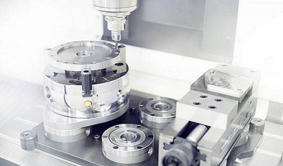 SCHUNK刀具夾持系統(tǒng)對機(jī)加工行業(yè)產(chǎn)生了前所未有的革命性影響。?模塊化夾持系統(tǒng)借鑒其優(yōu)勢，它的作用遠(yuǎn)不止于一個參考基準(zhǔn)，還提供了包括定位、夾持以及接口通用等功能。這種夾持原理如今被認(rèn)為是提高生產(chǎn)效率的最有效的方法之一，廣泛適用于從小型零件到大型零件，從粗加工到裝配應(yīng)用的各種工藝。作為這一技術(shù)的先驅(qū)以及夾持技術(shù)和抓取系統(tǒng)的領(lǐng)導(dǎo)者，SCHUNK始終致力于開發(fā)新的應(yīng)用領(lǐng)域，并在它的模塊化系統(tǒng)中新增了適用于直接夾持工件以及微小型零件的專業(yè)標(biāo)準(zhǔn)模塊。