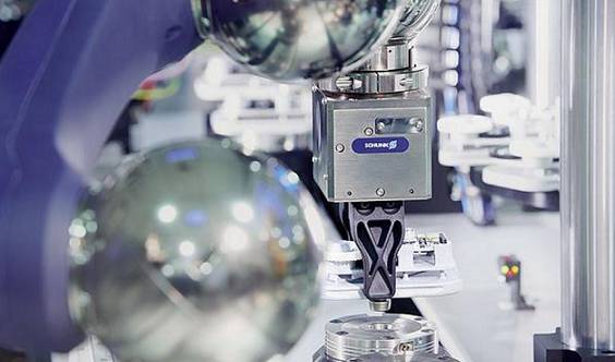 SCHUNK刀具夾持系統(tǒng)對機(jī)加工行業(yè)產(chǎn)生了前所未有的革命性影響。?模塊化夾持系統(tǒng)借鑒其優(yōu)勢，它的作用遠(yuǎn)不止于一個參考基準(zhǔn)，還提供了包括定位、夾持以及接口通用等功能。這種夾持原理如今被認(rèn)為是提高生產(chǎn)效率的最有效的方法之一，廣泛適用于從小型零件到大型零件，從粗加工到裝配應(yīng)用的各種工藝。作為這一技術(shù)的先驅(qū)以及夾持技術(shù)和抓取系統(tǒng)的領(lǐng)導(dǎo)者，SCHUNK始終致力于開發(fā)新的應(yīng)用領(lǐng)域，并在它的模塊化系統(tǒng)中新增了適用于直接夾持工件以及微小型零件的專業(yè)標(biāo)準(zhǔn)模塊。