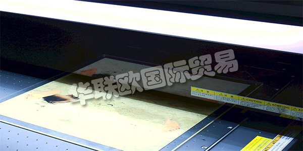 德國PLANISTAR主要產(chǎn)品：PLANISTAR燈具、熒光燈等。PLANISTAR自1983年以來，他們的團(tuán)隊(duì)一直致力于照明技術(shù)和照明產(chǎn)品。他們制造了帶鹵素?zé)舻钠矫姹彻?。他們已?jīng)掌握了這項(xiàng)光技術(shù)的知識和專利，甚至在邊緣照明進(jìn)入許多顯示器和背光之前。