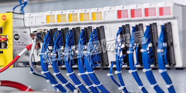 德國FUTRONIC主要產(chǎn)品：FUTRONIC控制器、伺服驅(qū)動器等。FUTRONIC是玻璃制造行業(yè)機器和設(shè)備制造商的復(fù)雜自動化解決方案的全球領(lǐng)先供應(yīng)商之一。此外，他們憑借為工業(yè)自動化和其他行業(yè)領(lǐng)域的供應(yīng)商和制造商提供的創(chuàng)新產(chǎn)品和服務(wù)，為自己贏得了名聲。