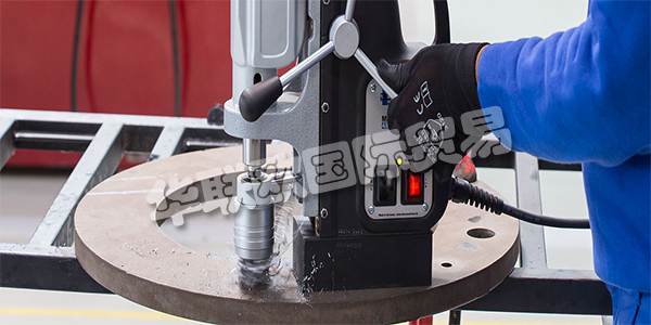 德國BDS主要產(chǎn)品：BDS鉆孔機、切割機等。BDS總部位于德國門興格拉德巴赫，他們的簡單高效策略經(jīng)過優(yōu)化，可持續(xù)生產(chǎn)最優(yōu)質(zhì)的磁芯鉆孔機，巖芯鉆機和邊緣加工機。超過100個國家依靠BDS提供專業(yè)，強大，優(yōu)質(zhì)的機器，甚至可以處理最棘手的金屬加工作業(yè)。