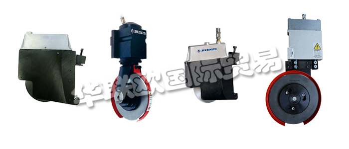 DIENES的客戶可以使用DIENES刀架獲得最好的結(jié)果。即以卓越的品質(zhì)和領(lǐng)先的自動(dòng)分切技術(shù)制造商的密集創(chuàng)新開(kāi)發(fā)工作。剪切，劃痕/擠壓剪切，剃須刀切割刀架或熱切割刀架，Premium，Elite或Ultimate系列，均以超精確的刀引導(dǎo)和較長(zhǎng)的使用壽命給人留下深刻的印象，并在日常使用中始終保持牢固的抓地力。此外，他們幾乎所有的刀架都可以集成到DIENES分切系統(tǒng)中，例如趨勢(shì)設(shè)定的SIMU-FLASH自動(dòng)同步定位系統(tǒng)，或者在具有手動(dòng)控制功能的高精度定位輔助器中。